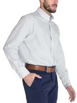 Camisa de manga larga RKF con diseño de rayas verticales finas en tonos azul y gris sobre fondo blanco. Presenta cuello button-down, bolsillo frontal en el pecho con logo bordado y puños ajustables con botones.