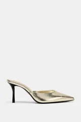 Sandalia mule de tacón alto fino y acabado en punta, con cuerpo de efecto metalizado en color dorado y tacón en color negro.