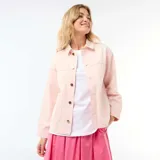 Chaqueta tipo sobrecamisa de denim en color rosa, con cuello clásico, cierre frontal de botones metálicos y dos bolsillos de parche delanteros.