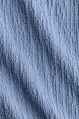 Pantalón de pierna recta y tiro medio confeccionado en punto con textura, color celeste. Cuenta con cintura elástica y cordón ajustable.