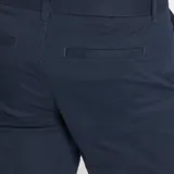 Pantalón chino azul de corte slim.