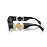 Lentes de sol Versace negros con forma irregular y apliques dorados con el logo de la marca en las patillas.