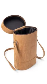 Matera cilíndrica color marrón claro, con cierre superior y correa larga regulable.