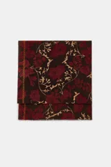 Pañuelo rectangular de gran tamaño con estampado floral en tonos bordó, marrón y beige, con bordes deshilachados.