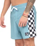 Short de baño Quiksilver boardshort de 16 pulgadas, color celeste con detalles a cuadros en blanco y negro en los laterales, y cordón ajustable blanco en la cintura.