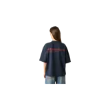 Remera oversize gris oscuro con estampa frontal en tono naranja con el logo y texto de Eme Studios, mangas cortas y corte holgado.