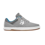 Championes grises de skate marca Etnies, modelo Marana, con logo blanco en el lateral, cuello acolchado con interior azul y suela blanca con base marrón.