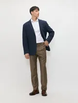 Pantalón de vestir azul marino de corte sastrero con pinza frontal, pase para cinturón, bolsillos laterales y bolsillos traseros de ojal.