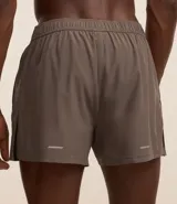 Bermuda deportiva masculina modelo runner, confeccionada en tejido técnico de poliéster con elastano. Presenta cintura elástica con cordón interno de ajuste, recortes laterales y bajo redondeado para mayor libertad de movimiento.