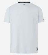 Remera deportiva de hombre con tecnología dry fit, cuello redondo y manga corta. Presenta un diseño liso en color beige con una pequeña etiqueta decorativa en el dobladillo.
