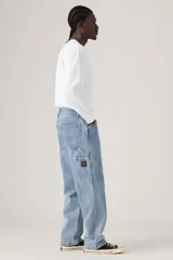 Jeans Levis modelo 568 Loose Straight Carpenter de calce holgado y recto, color azul claro con lavado desgastado, tiro medio y estilo carpintero con bolsillos laterales utilitarios.