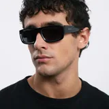 Gafas de sol unisex de montura rectangular negra con diseño envolvente y lentes polarizadas negras.