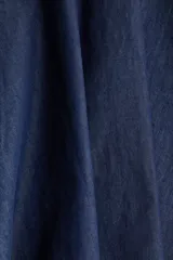 Pollera tobillera de denim de algodón con cintura estándar, cierre trasero, costura curva en las caderas y diseño con vuelo.
