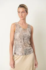 Top sin mangas color beige con lentejuelas plateadas y escote redondo.