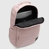 Mochila Bubba modelo Peyton, color rosado, con diseño acolchado de líneas horizontales. Cuenta con compartimento principal con cierre, bolsillo frontal con cierre y etiqueta de marca en la parte inferior.