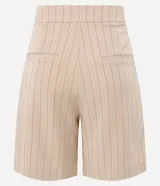 Bermuda sastrera color beige con estampa de raya de tiza, corte alargado, cinturón fino en la cintura y pliegues.