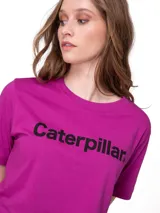 Remera corta fucsia con cuello redondo y mangas cortas, con la palabra "Caterpillar" estampada en negro en el pecho.