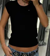 Top negro de tejido acanalado con cuello redondo y mangas cortas estilo casquillo, de ajuste al cuerpo.