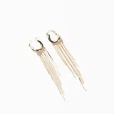 Par de caravanas tipo argolla con diseño de flecos largos compuestos por múltiples cadenas finas colgantes en tono dorado.