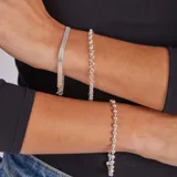 Pulsera de plata 925 con diseño de cadena de eslabones redondos entrelazados.