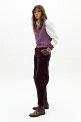 Pantalón de corduroy color berenjena, de corte barrel relajado, tiro medio, cierre frontal, bolsillos laterales y amplios bolsillos traseros.