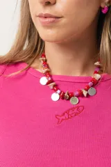 Remera de morley ajustada al cuerpo, color fucsia, con cuello redondo y manga corta. Presenta un pequeño detalle bordado de un pez en el centro del pecho.