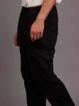 Pantalon tipo jogger cargo color tostado, con cintura elastizada y cordón de ajuste, bolsillos laterales tipo cargo y puños ajustables en los tobillos.