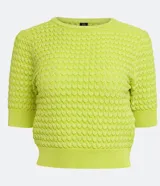 Blusa de punto color verde lima, de manga corta y cuello redondo. Presenta un diseño con textura de relieve en todo el cuerpo y terminaciones acanaladas en cuello, puños y cintura.
