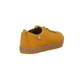 Zapatillas acordonadas Moleca modelo Gacela, color mostaza con suela marrón con diseño trenzado.
