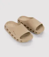 Ojota tipo slide Rider, confeccionada en PVC resistente, con diseño anatómico y suela con aberturas laterales para mayor ventilación y ligereza.