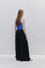 Babucha de calce relajado y silueta wide leg, color negro, confeccionada en tejido de algodón con interior suave. Cuenta con cintura elastizada y bolsillos laterales.