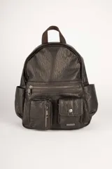 Mochila negra de símil cuero texturizado con tres bolsillos externos con cierre, dos bolsillos laterales, un asa fija y dos correas regulables.