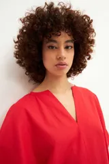 Vestido túnica rojo de lino, con cuello en V y mangas anchas, de corte holgado y largo midi.