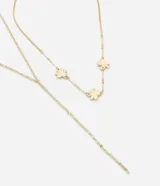 Collar doble en capas de metal dorado, compuesto por una cadena fina con dijes de flores orgánicas y una cadena larga estilo corbata.