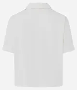 Remera polo deportiva de manga corta, confeccionada en poliamida y elastano. Presenta cuello polo con escote en V y un bordado temático de tenis con la inscripción 'Athletic Grace' en el pecho.