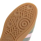 Championes adidas Handball Spezial de gamuza en color verde oliva con las icónicas tres tiras y detalle en el talón en color rosa pastel. Presenta suela de goma color caramelo y el nombre del modelo grabado en el lateral.