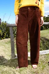 Pantalón de gamuza color marrón, de corte holgado y modelo barrel.