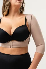 Chaleco color piel con mangas 3/4, para post-operatorio de liposucción de brazos. Confeccionado en tela de faja de alta contención.