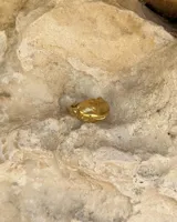 Anillo ancho de alpaca color plateado, con diseño irregular y textura rugosa. Pieza hecha a mano.