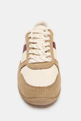 Championes de estilo running con diseño de paneles combinados en cuero y serraje. Presenta una base en tono crema con detalles en color bordó y refuerzos en gamuza color tostado. Cuenta con cierre mediante cordones y punta redonda.