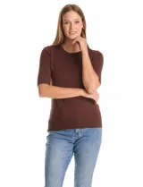 Buzo de tejido fino en color marrón, con cuello redondo y mangas cortas. Presenta terminaciones acanaladas en el cuello, puños y ruedo.