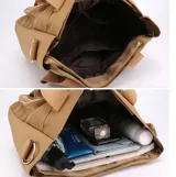 Cartera estilo tote color tostado, confeccionada en lona, con doble asa de mano, correa ajustable para el hombro y bolsillo frontal con cierre y etiqueta visible.