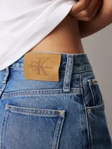 Pantalón de jean azul de corte recto y talle alto.