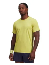 Remera deportiva Under Armour de manga corta, color amarillo lima, con perforaciones estratégicas para ventilación y logotipos reflectantes.