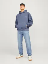 Canguro azul con capucha, manga larga, fit oversize y logo pequeño estampado en el pecho.