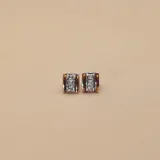 Par de caravanas rectangulares combinadas en plata 925 y oro, con tres circonias engastadas en el centro.