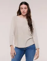 Buzo tejido liviano beige de calce holgado, con escote bote y mangas tipo dolman largas que se ajustan sutilmente hacia el antebrazo. Presenta ruedo levemente redondeado y caída fluida.