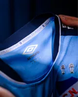 Camiseta de fútbol Umbro del Club Nacional de Football, edición especial de color celeste con detalles en azul marino y blanco. Incluye el escudo del club bordado con tres copas arriba, logo de Umbro, y sponsors BBVA y Antel.