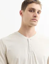 Camiseta de manga corta color verde agua, con cuello redondo y tapeta de dos botones.