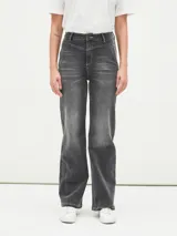 Jean de mujer color negro, de corte recto y tiro alto, con costuras decorativas en la parte delantera y trasera.